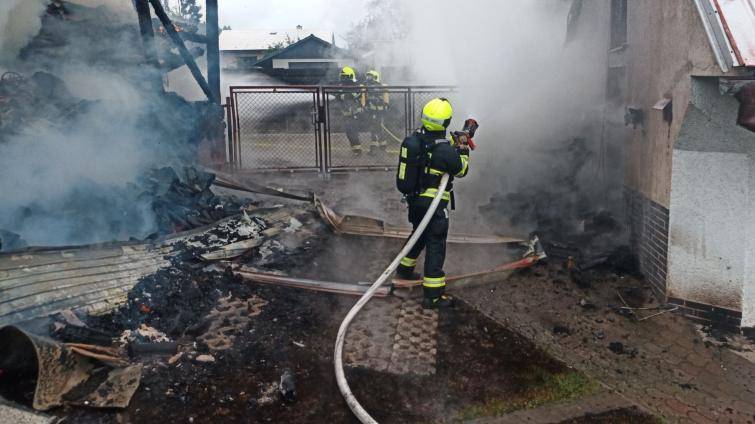 Požár stodoly v Trnavě zaměstnal 11 jednotek hasičů. Jeden člověk skončil s popáleninami v nemocnici
