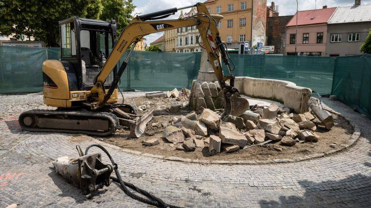 Zchátralá kašna na náměstí v Kroměříži prochází kompletní rekonstrukcí