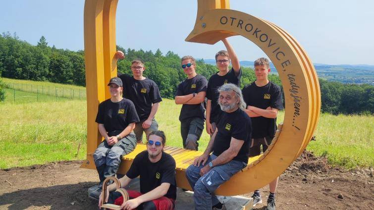 Nad Otrokovicemi vyrostl originální fotopoint v podobě dřevěného srdce