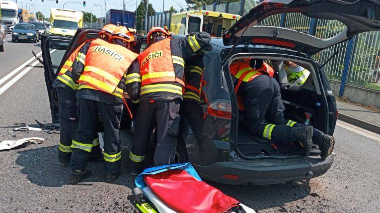 Při vážné nehodě ve Zlíně-Malenovicích se zranilo šest lidí. Na místo letěl vrtulník