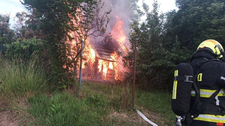 Rozsáhlý požár zničil chatku v Malenovicích. Zbylo z ní jen torzo