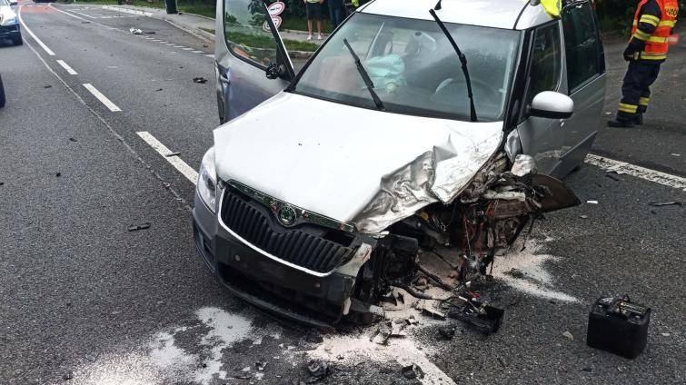 Hlavní silniční tah na Slovensko uzavřela nehoda tří osobních vozidel. Viník z místa utekl