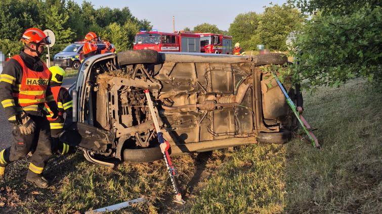 Perná neděle hasičů: dopravní nehody, požáry, obtížný hmyz i záchrana osob