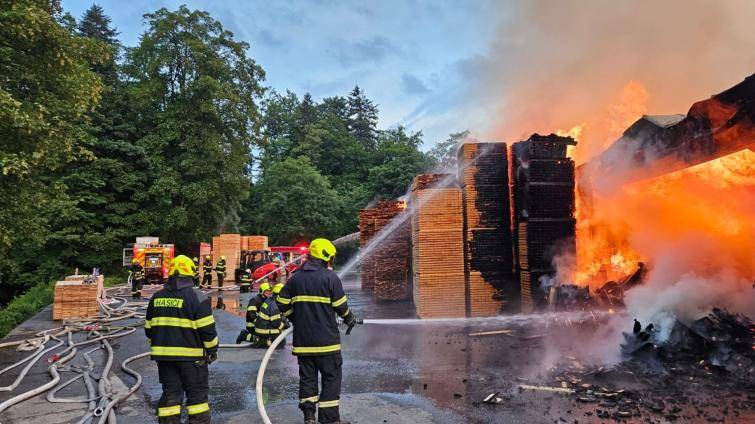 Rozsáhlý požár pily ve Velkých Karlovicích: 18 jednotek hasičů, dva zranění, škody v řádu stovek milionů korun