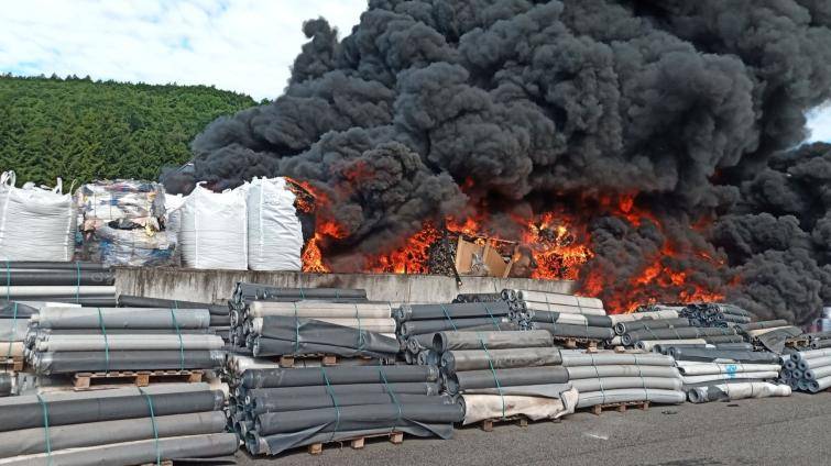 U požáru v Ludkovicích zasahuje devět jednotek hasičů. Černý kouř je vidět už z dálky