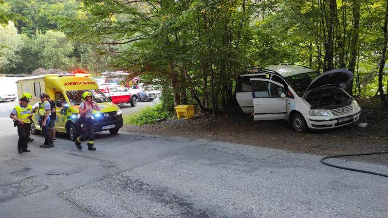 Auto se nekontrolovaně rozjelo z kopce ve chvíli, kdy žena poutala dítě do autosedačky