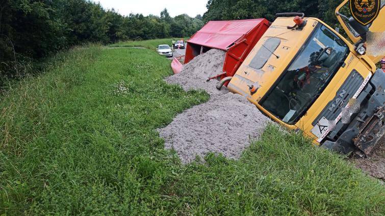 Čtvrteční nehody ve Zlínském kraji: havarovaný náklaďák, převrácená multikára nebo pád stromu na autobus plný dětí