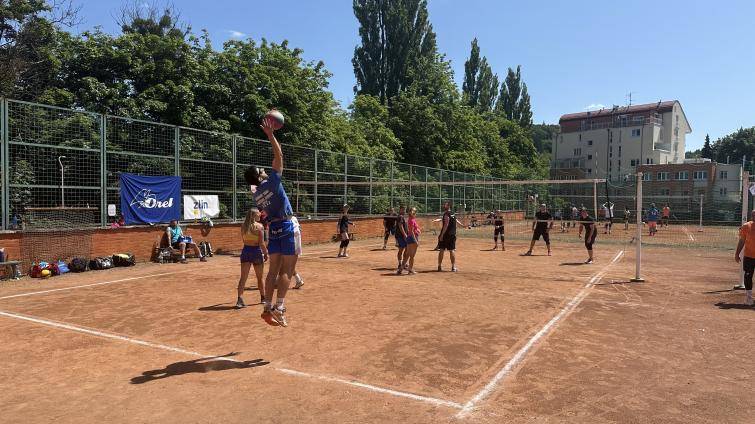 Kvalitně obsazený turnaj mixů u zlínské přehrady ovládli volejbalisté Púchova