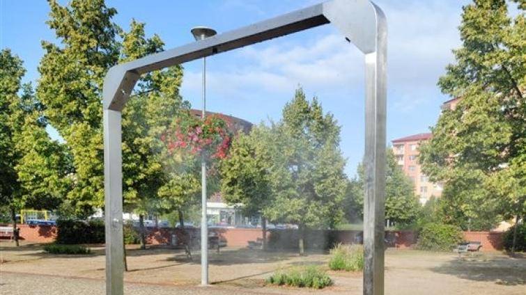 V Otrokovicích instalují oblíbená mlžítka. První už je na náměstí, kde bude druhé?