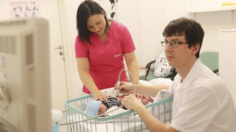 Včasný screening pomohl odhalit problémy u desítek novorozenců