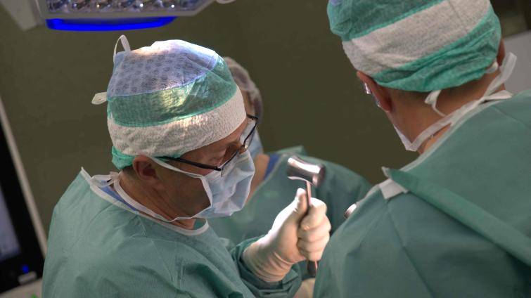 Ortopedi Baťovy nemocnice vyměňují ramenní klouby už 20 let