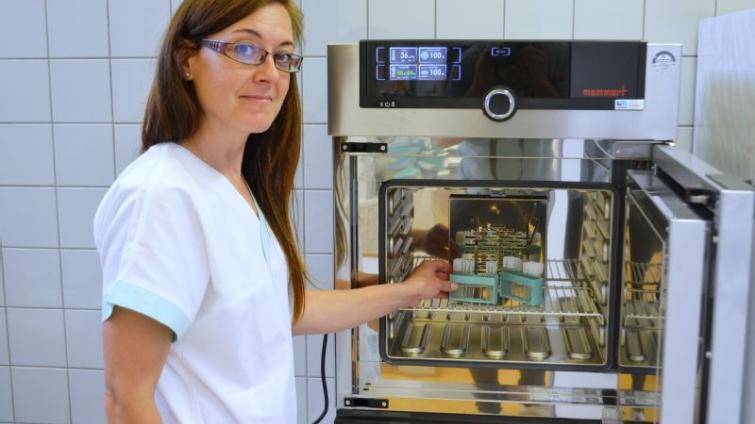 Nový pomocník na valašskomeziříčské patologii: Moderní sušárna skla zrychluje laboratorní provoz