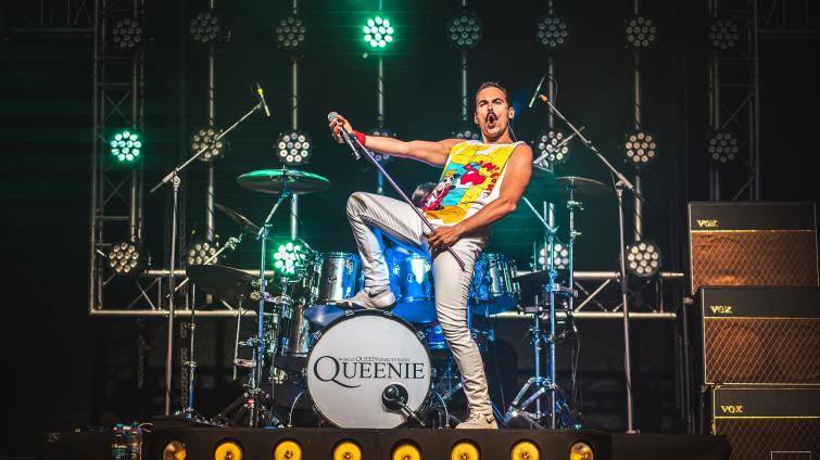 Slovácké léto odpálí show kapely Queenie. Premiéru budou mít šipky
