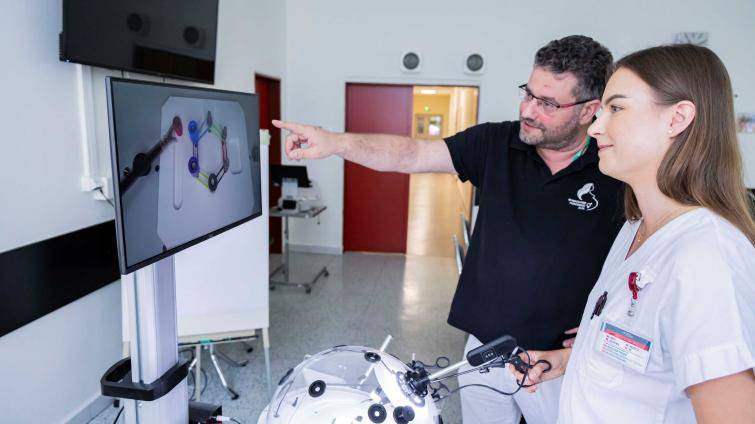 Laparoskopický simulátor pomáhá gynekologům KNTB s tréninkem jemné motoriky