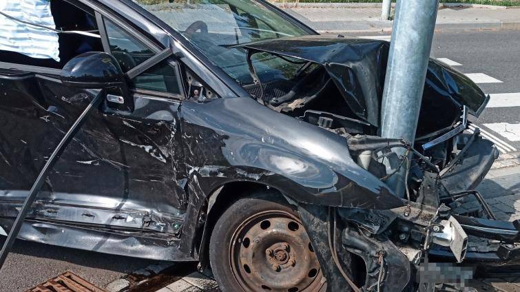 Po čtvrteční nehodě v centru Zlína zůstal vůz zaklíněný v pouliční lampě