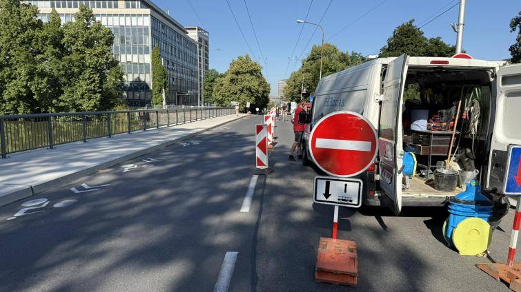 Opravuje se most u Kudlovské přehrady. Ze silnice bude až do konce prázdnin jednosměrka