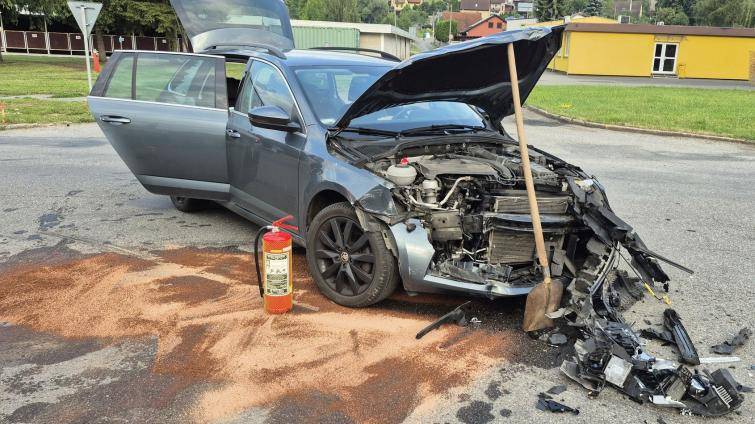 Ve Valašském Meziříčí vzplálo auto za jízdy, ve Slušovicích se srazily dva osobáky