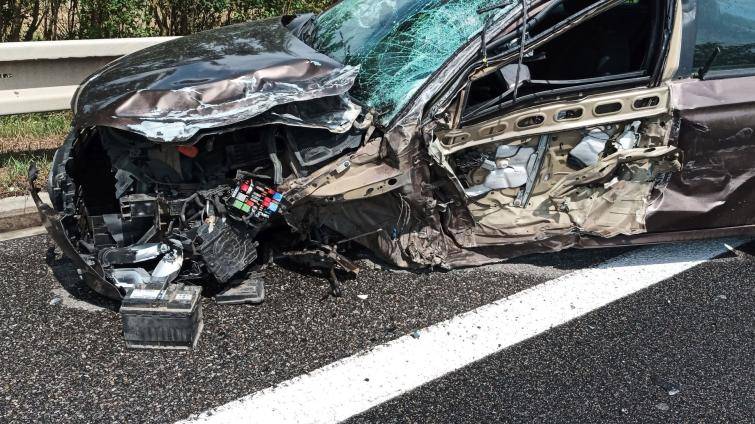 Střet dodávky s osobákem uzavřel silnici E50 u Kunovic. Na Zlínsku narazil řidič do stromu