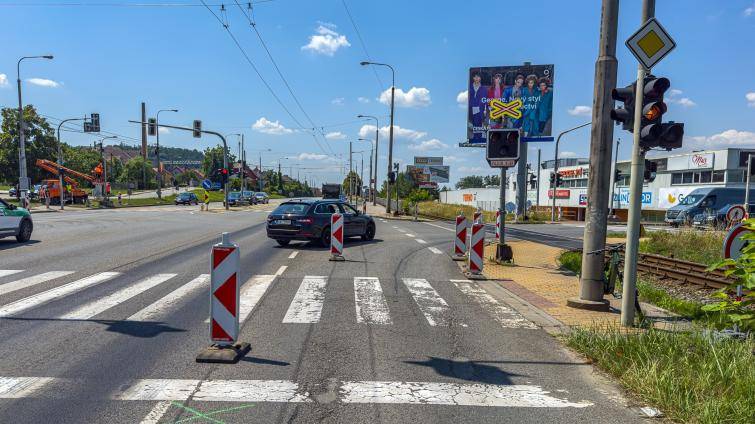 Práce na modernizaci křižovatek se přesunuly k Ternu. Dopravní omezení potrvají do poloviny září