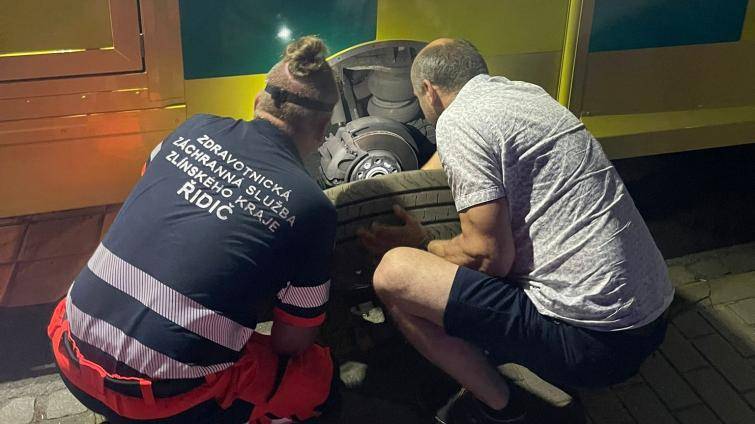 I záchranáři potřebují někdy zachránit. U sanitky s defektem zastavil řidič a nabídl nezištnou pomoc