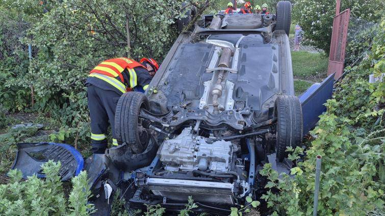 Opilý řidič boural v Polešovicích. Auto skončilo převrácené v zahradě rodinného domu