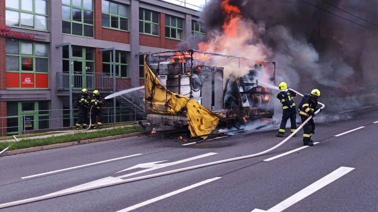 Požár přívěsu nákladního automobilu ve Zlíně komplikoval provoz v dopravní špičce