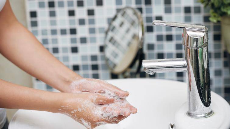 Mytí rukou podle odborníků často podceňujeme. Děláte to správně?