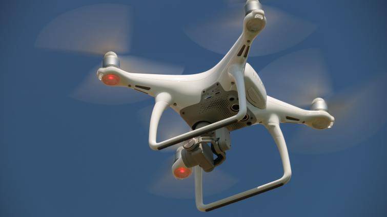 Nový dron odhalí černé skládky a pomůže při povodních v regionu