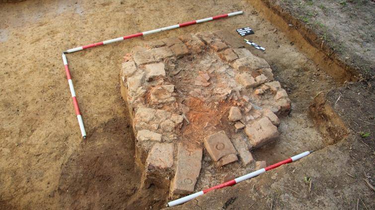V místě pobořeného Penkova statku v Hluku vznikne odpočinková zóna. Prostor obsadili archeologové