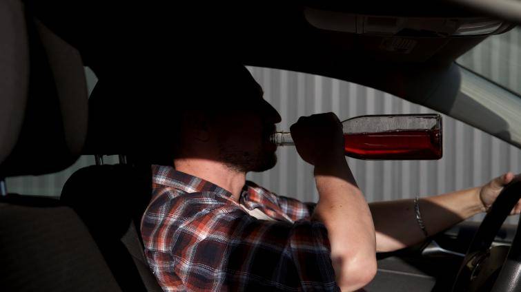 Manželé ze Vsetína se potkali na policejní služebně. Oba senioři řídili opilí