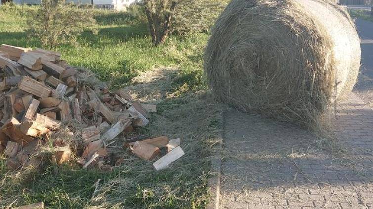 Ženu na Vsetínsku povalil kutálející se balík sena. Spadl z vlečky traktoru