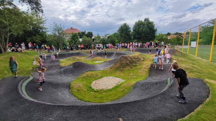 V Boršicích mají novou pumptrackovou dráhu. Klopené zatáčky ocení děti i zkušení jezdci