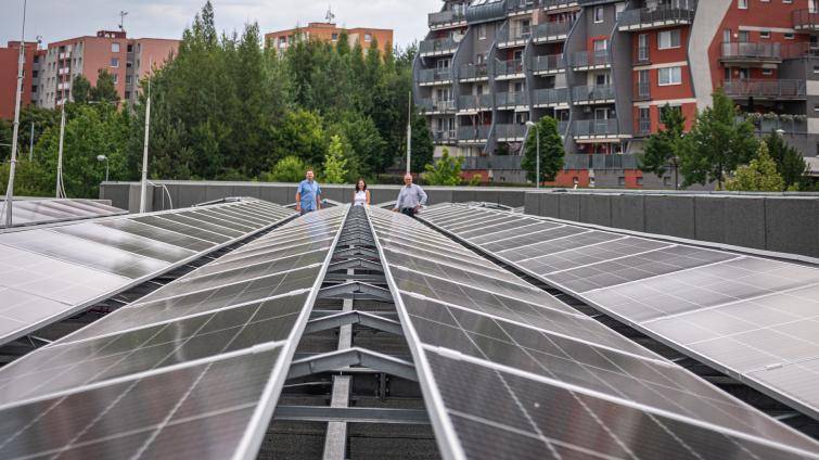 Na střeše Domova pokojného stáří na Jižních Svazích vznikla solární elektrárna