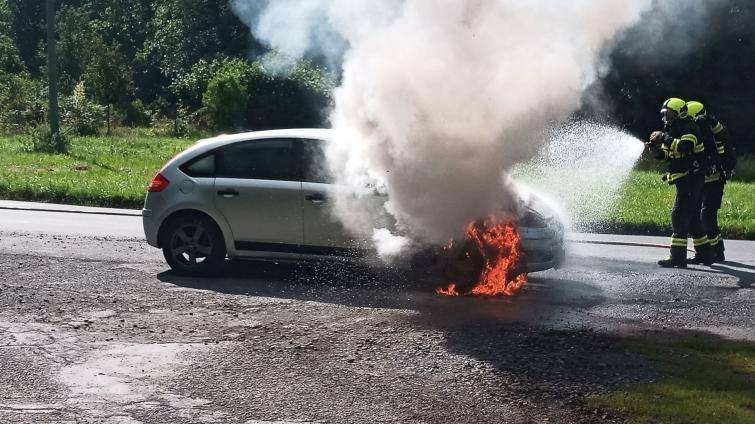 Automobil začal hořet za jízdy. Řidič i spolujezdkyně vyvázli bez zranění