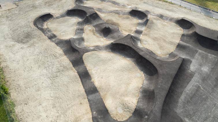 Výstavba nového pumptracku ve Starém Městě finišuje