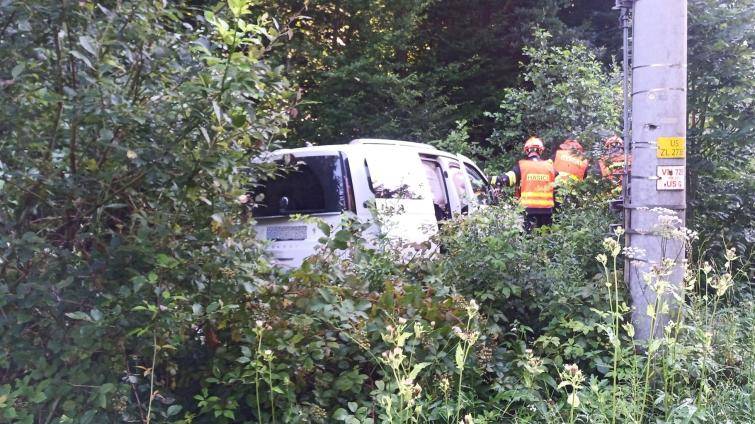Po srážce vozidel na Zlínsku skončil řidič v náletových dřevinách. Cestu k němu si museli hasiči vykácet
