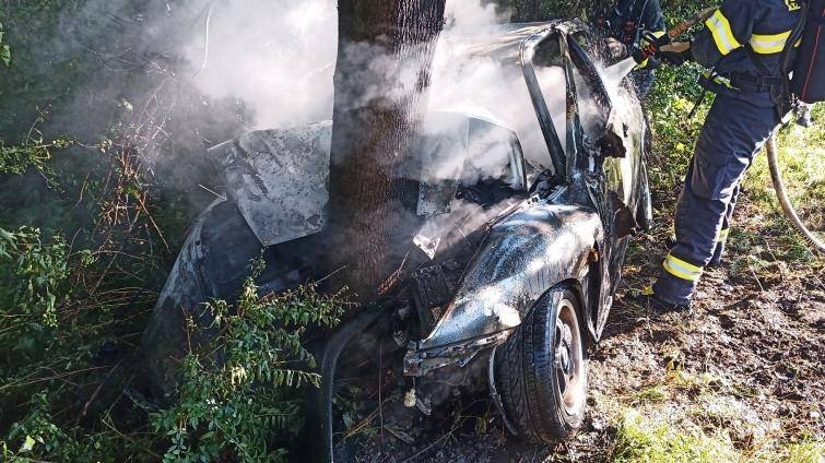 Po nárazu do stromu začal vůz hořet. Vážně zraněnému řidiči pomáhali kolemjedoucí