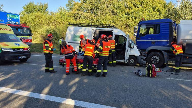Ve Starém Městě se srazila dodávka s cisternou převážející naftu. Čtyři lidi se zranili