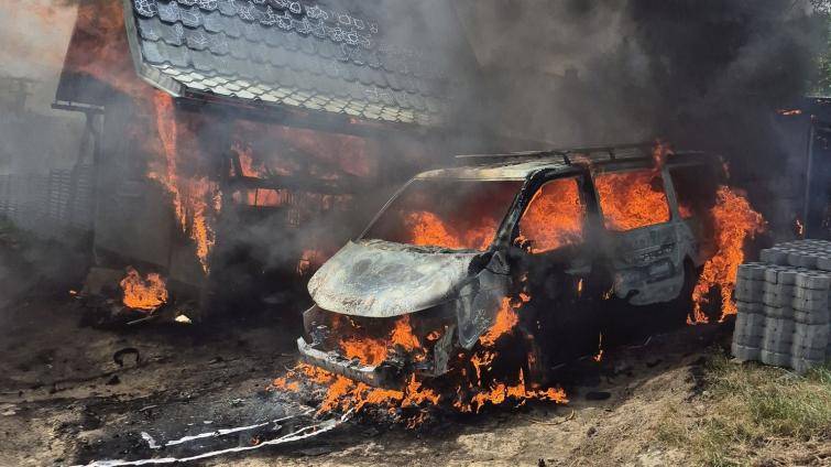 Od hořící dodávky chytil i zahradní domek. Škoda je přes půl milionu