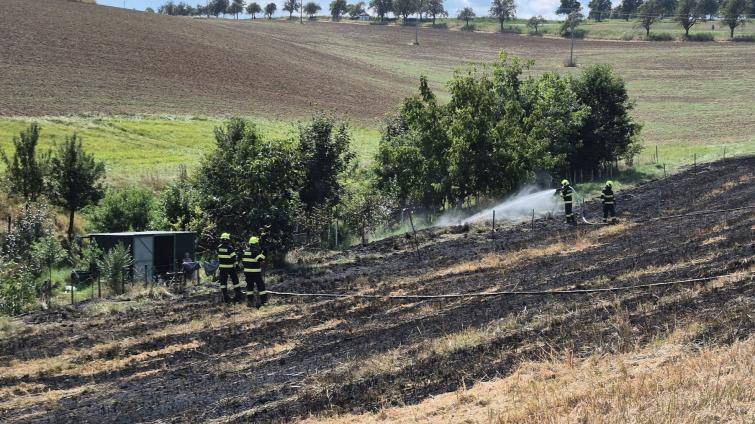 Hasiči bojovali s požárem lesa a pole na Kroměřížsku