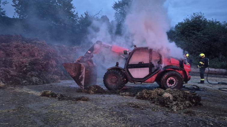 Tři jednotky hasičů likvidovaly požár nakladače v Ratajích 