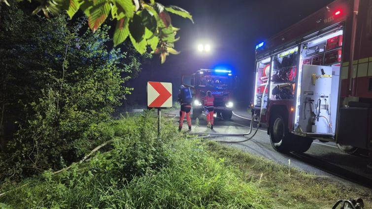 Řidič nezvládl ostrou zatáčku u Hvozdné. Nehodu nepřežil