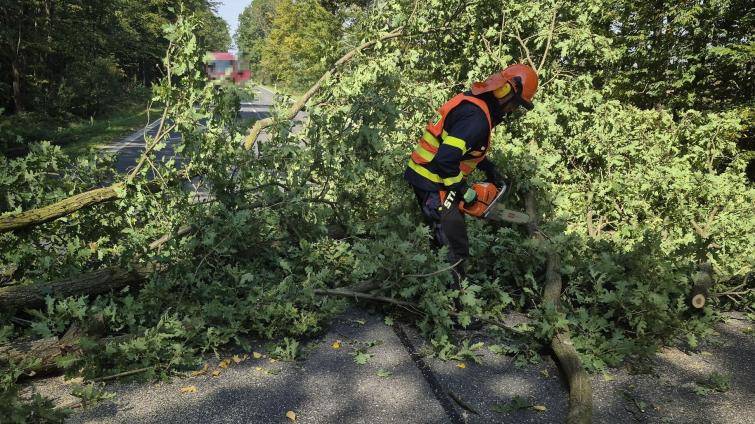 Ve Zlínském kraji řádil silný vítr. Hasiči zasahovali u desítek událostí