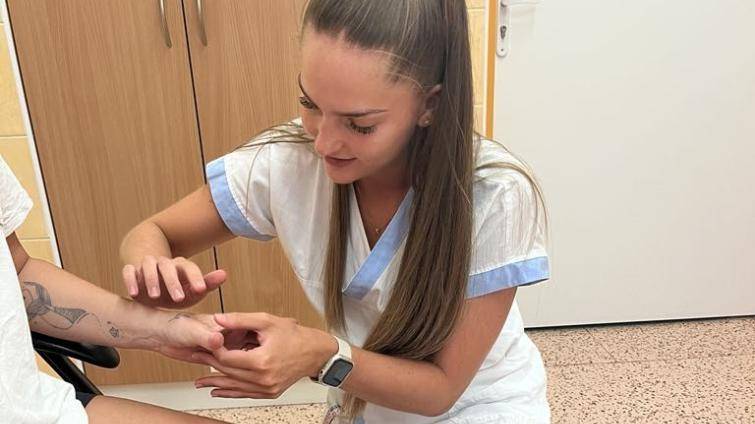 Nastávajícím maminkám pomohou před porodem speciální cross tejpy