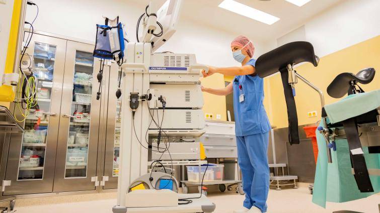 Domů už 15 minut po operaci? Baťovka zavádí rychlé gynekologické zákroky bez uspání