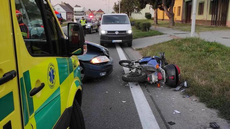 Řidič motorky utrpěl po srážce s autem ve Spytihněvi vážná poranění