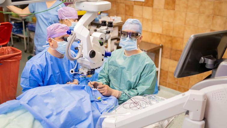 Oční lékaři z Baťovy nemocnice ošetří ve Vsetíně 180 pacientů týdně