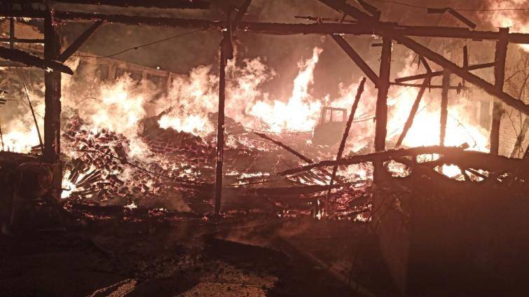 S rozsáhlým požárem pily v Rajnochovicích bojovalo 24 jednotek hasičů