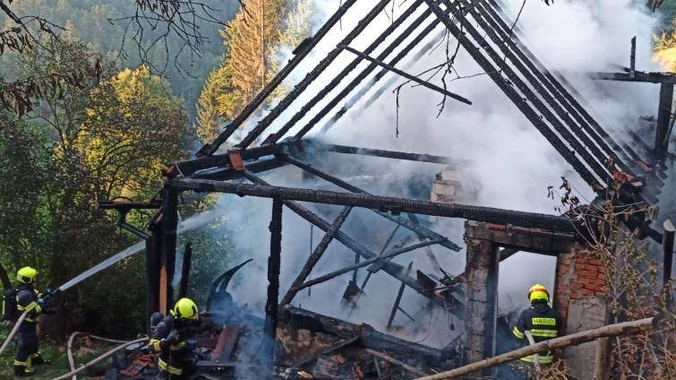 Rozsáhlý požár v Hutisku-Solanci likviduje pět jednotek hasičů