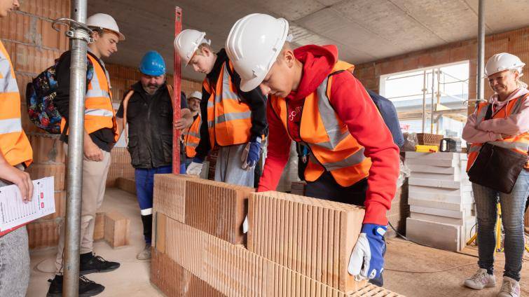 Živá stavba jako učebna. Unikátní exkurze žákům předvedla, jak se staví dům
